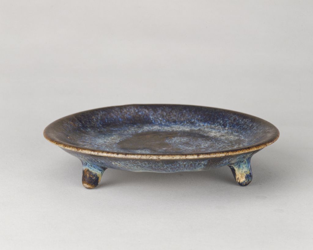 图片[1]-Jiaxian kiln black glaze blue spot tripod plate-China Archive